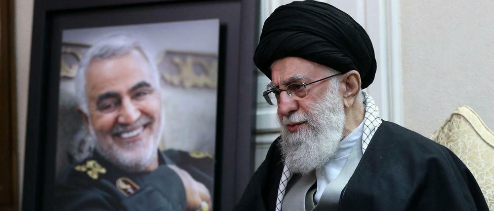 Ajatollah Ali Chamenei neben einem Bild des getöteten Generals Soleimani