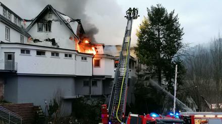Einsatzkräfte der Feuerwehr löschen am 05.01.2020 einen Brand im Altbau des Restaurants im Hotel „Traube Tonbach“.