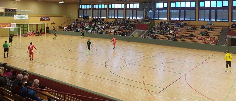 Hallenfußball oder Futsal? Die Frage spaltet die Verbände.