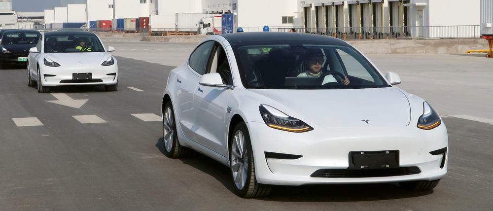Fahrzeuge des Typs Tesla Model 3 vor einer Fabrik in Shanghai im Dezember 2019.