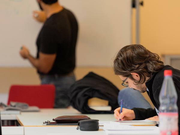 Student der Islamischen Theologie im Seminar-Raum. 