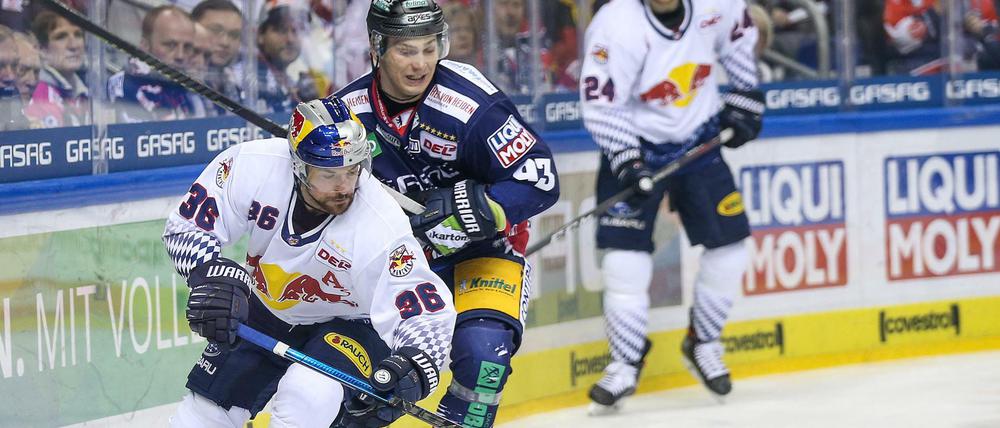 Umkämpftes Duell. Berlins Leo Pförderl behielt gegen Münchens Yannic Seidenberg (l.) letztlich die Oberhand.