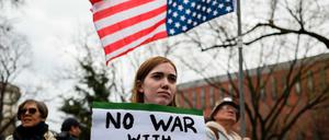 Kriegsgegner demonstrieren vor dem Weißen Haus in Washington.