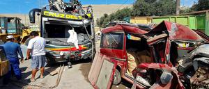 In Peru ist ein Reisebus von der Straße abgekommen und in mehrere parkende Autos gekracht.
