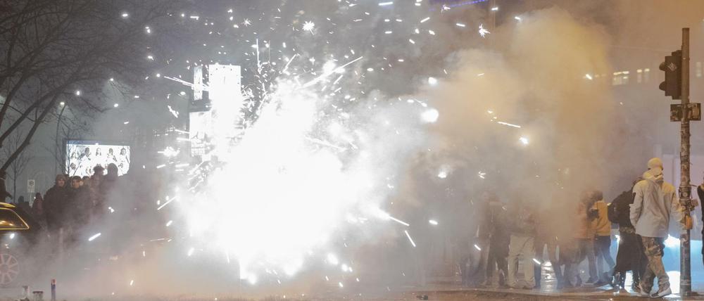 Böller und Raketen steigen auf der Straße an der Oberbaumbrücke in die Luft.