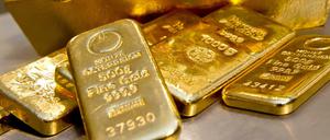 Glänzende Barren: Auch Privatanleger greifen in unsicheren Zeiten gerne zu Goldbarren. 