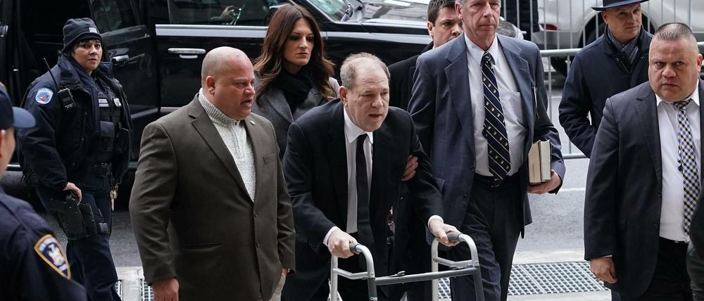 Zum Prozessauftakt mit Gehilfe: Der einstige Filmmogul am Montag in New York.