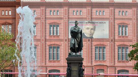 Das Denkmal von Karl Friedrich Schinkel auf dem am Schinkelplatz vor der Schaufassade der Berliner Bauakademie. 
