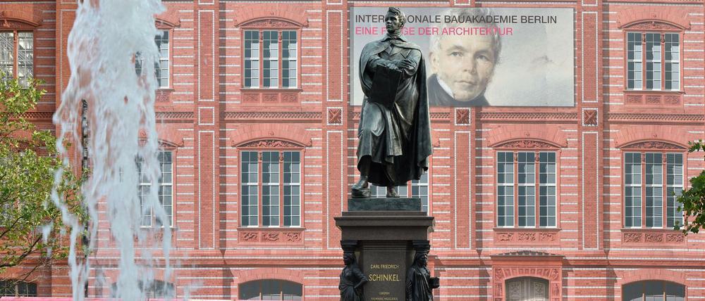Das Denkmal von Karl Friedrich Schinkel auf dem am Schinkelplatz vor der Schaufassade der Berliner Bauakademie. 