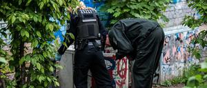 Polizeibeamte suchen im Görlitzer Park nach versteckten Drogen. 