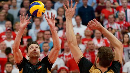 Hohe Ziele im Blick. Kapitän Lukas Kampa (l.) will mit den deutschen Volleyballern zu Olympia.