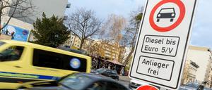 An einigen Berliner Straßenabschnitten dürfen alte Diesel nicht mehr fahren.