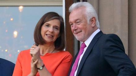 Katrin Göring-Eckardt, Fraktionsvorsitzende von Bündnis 90/Die Grünen und FDP-Vize Wolfgang Kubicki unterhalten sich am 19.10.2017 auf dem Balkon der Parlamentarischen Gesellschaft in Berlin