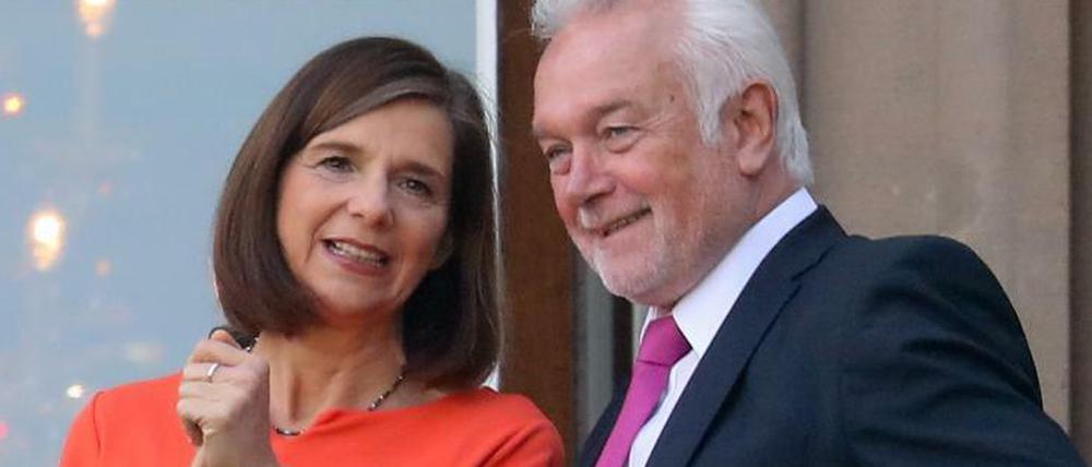 Katrin Göring-Eckardt, Fraktionsvorsitzende von Bündnis 90/Die Grünen und FDP-Vize Wolfgang Kubicki unterhalten sich am 19.10.2017 auf dem Balkon der Parlamentarischen Gesellschaft in Berlin