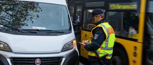 Blockierer in Weiß. Wer sein Fahrzeug so parkt, muss damit rechnen, dass es am Haken der BVG hängt.