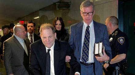 Weinstein soll besser ein Buch lesen, als im Gerichtssaal sein Handy zu benutzen, hatte der Richter gesagt. 