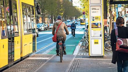 In der Kastanienallee wird durch die erhöhte Führung des Radweges an der „Kap-Haltestelle“ ein typisches Unfallrisiko vermieden.