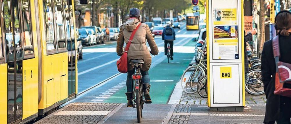 In der Kastanienallee wird durch die erhöhte Führung des Radweges an der „Kap-Haltestelle“ ein typisches Unfallrisiko vermieden.