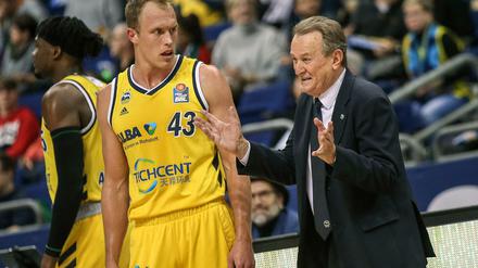 Erklärungsbedarf: Luke Sikma (links) und Coach Aito Garcia Reneses haben einiges zu besprechen.