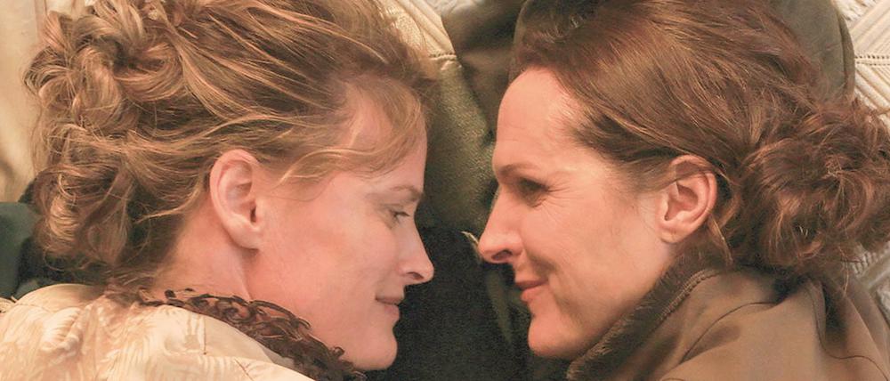 Emily Dickinson (Molly Shannon, rechts) mit Susan (Susan Ziegeler) in "Wild Nights with Emily".