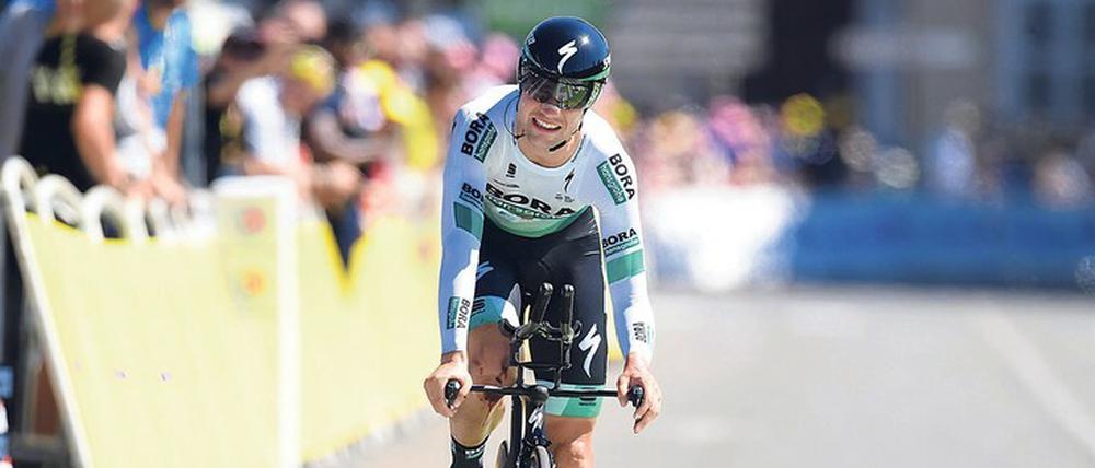 Heißer Schmerz: Maximilian Schachmann brach sich bei der vergangenen Tour de France beim Zeitfahren in Pau den Mittelhandknochen und drei Finger, fuhr jedoch trotz des Sturzes noch ins Ziel.