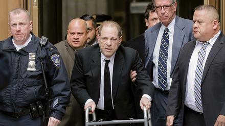Harvey Weinstein auf dem Weg ins Oberste Gericht in Manhattan. Vielleicht steht ihm ein zweiter Prozess bevor.