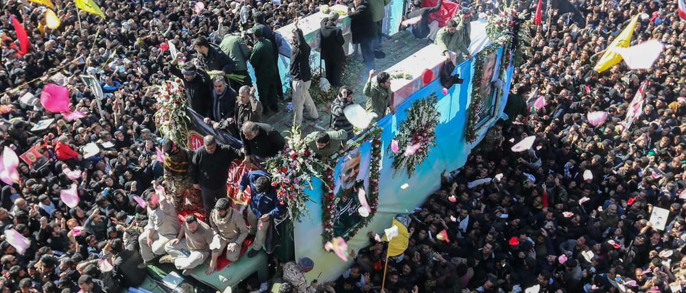 Trauernde Iraner mit dem Sarg von Soleimani in seiner Heimatstadt Kerman.