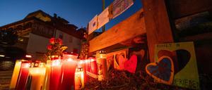 Südtirol: Blumen, Kerzen und Gedenkschmuck am Ort des Unfalls, bei dem sieben junge Menschen getötet wurden. 