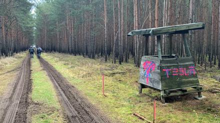 Auf dem Waldgrundstück der Gemeinde Grünheide (Landkreis Oder-Spree), wo Tesla die "Giga-Factory 4" bauen will, herrschte am Montag Hochbetrieb. Firmen zur Kampfmittelbeseitigung rückten an. Ein Tesla-Fan hat einen verwitterten Jäger-Posten mit Schriftzug und Logo des Elektroautobauers verziert.