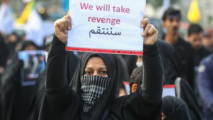 Diese irakische Demonstrantin fordert Rache für den Tod des iranischen Militärkommandanten Qasem Soleimani.