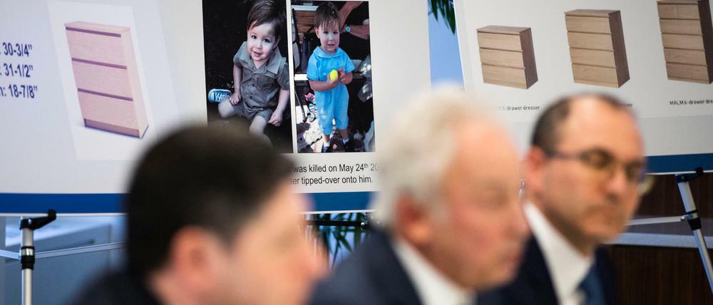 Bei einer Pressekonferenz zur Einigung in Philadelphia wurden Bilder des Jungen und der Kommode gezeigt.
