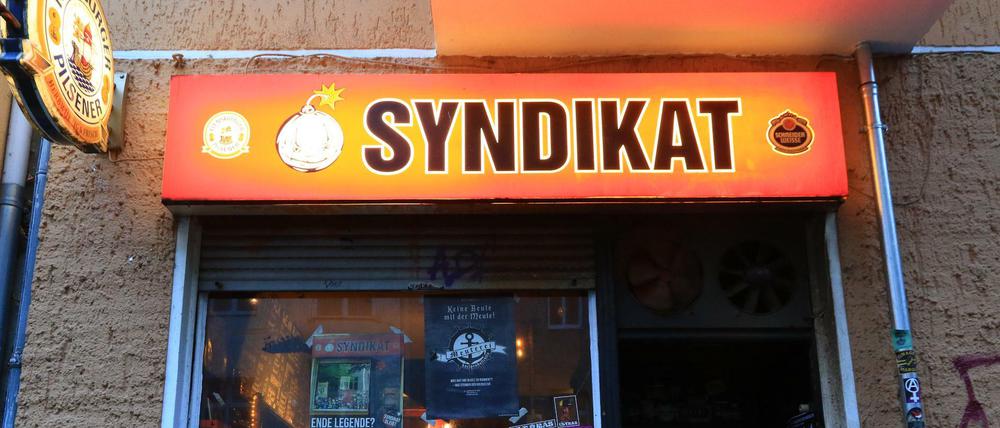 Blick auf die Fassade der Kneipe "Syndikat" im Schillerkiez in Neukölln.