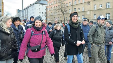 Pilgern in Berlin. Seyran Ates und Jörg Steinert auf dem Jakobsweg von Schöneberg nach Marienfelde.