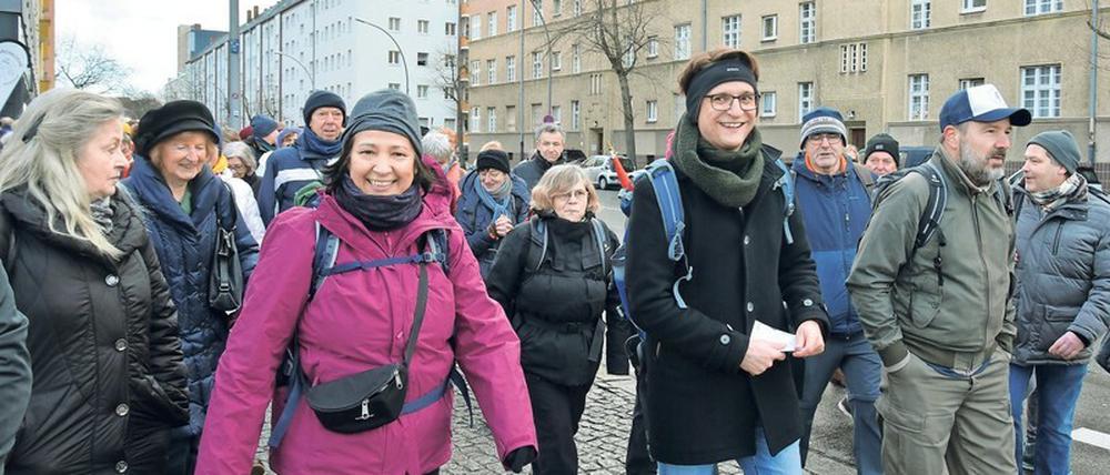 Pilgern in Berlin. Seyran Ates und Jörg Steinert auf dem Jakobsweg von Schöneberg nach Marienfelde.