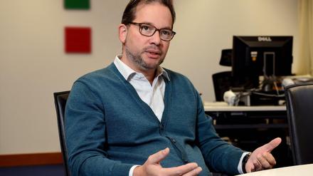Florian Pronold (47) ist für die SPD in den Bundestag gewählt und parlamentarischer Staatssekretär im Bundesministerium für Umwelt, Naturschutz und nukleare Sicherheit. Ein Gremium bestellt vom Bundesministerium für Inneres wählte ihn unter den Kandidaten für den Posten des Direktors der Bauakademie aus. Wegen Protesten und Gerichtsverfahren liegt die Ernennung auf Eis.  