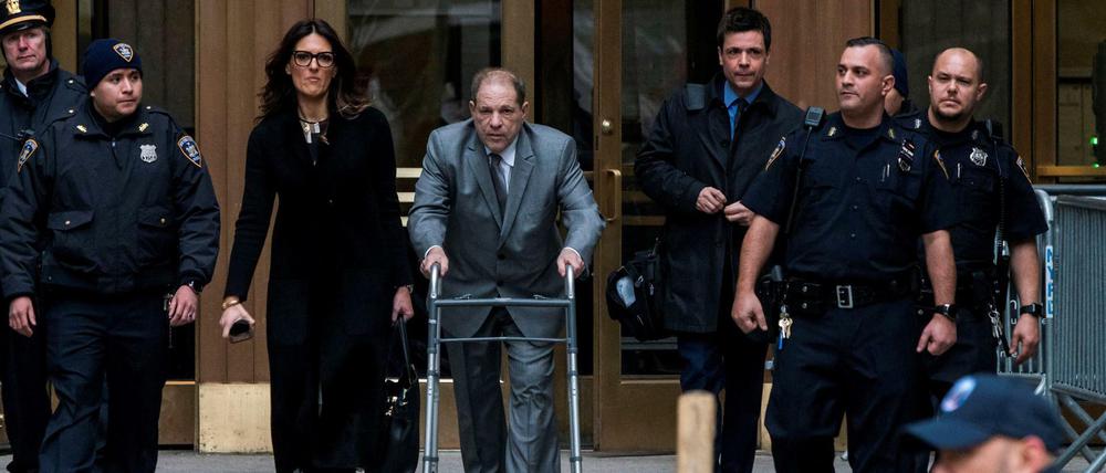Tag Zwei im New Yorker Prozess gegen Harvey Weinstein. Der frühere Produzent vor dem Gerichtsgebäude, mit seiner Chefverteidigerin Donna Rotunno.