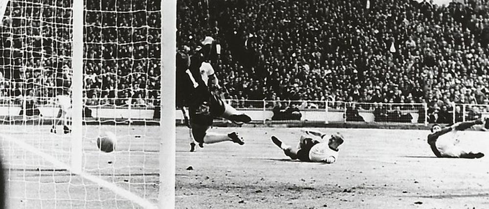 Etwas Ungeheuerliches, Historisches. Zum „Tor des Jahrhunderts“ machte man jenes dritte Tor von Wembley beim WM-Endspiel von 1966, das der russische Linienrichter Bachramow (unten rechts) hinter der Linie gesehen haben wollte.Fotos: dpa