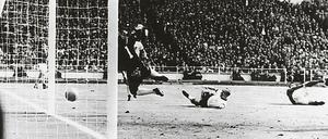 Etwas Ungeheuerliches, Historisches. Zum „Tor des Jahrhunderts“ machte man jenes dritte Tor von Wembley beim WM-Endspiel von 1966, das der russische Linienrichter Bachramow (unten rechts) hinter der Linie gesehen haben wollte.Fotos: dpa