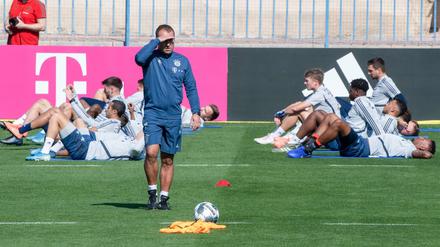 Auf der Suche. Bayerns Trainer Hansi Flick hält Ausschau – nach fitten Spielern?