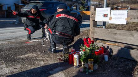 Die Carabinieri rekonstruieren im südtirolischen Luttach am Unfallort den Tathergang. Ein Autofahrer hat sechs Menschen bei einem Unfall getötet. 