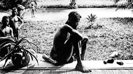 Ermordet und verstümmelt: Das Bild eines Plantagenarbeiters in Belgisch-Kongo, der vor der abgeschlagenen Hand und dem Fuß seiner Tochter sitzt, brachte die westliche Öffentlichkeit gegen den belgischen König Leopold II. auf.