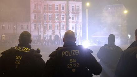 Polizisten stehen an einer Kreuzung im Stadtteil Connewitz.