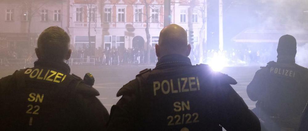 Polizisten stehen an einer Kreuzung im Stadtteil Connewitz.