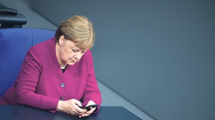 Blick aufs Handy: Bundeskanzlerin Angela Merkel.