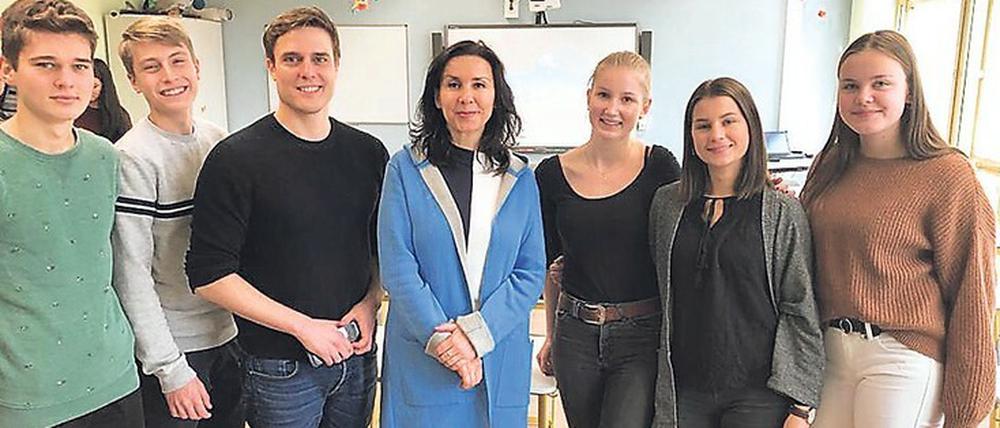 Perspektivwechsel. Constantin Schreiber neben Schülern vom Torgauer Johann-Walter-Gymnasium und n-tv-Moderatorin Romy Arndt, die aus Sachsen kommt.