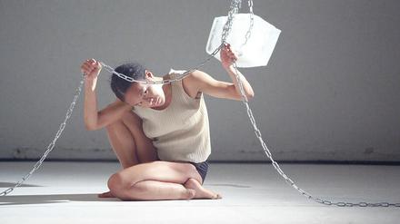 Tauwetter. Die amerikanische Choreografin und Tänzerin Lois Alexander arbeitet in "Neptune" mit Eisblöcken.