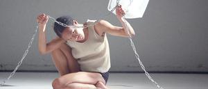 Tauwetter. Die amerikanische Choreografin und Tänzerin Lois Alexander arbeitet in "Neptune" mit Eisblöcken.