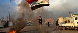 Im Irak gehen Menschen immer wieder für die Eigenständigkeit des Landes zu demonstrieren.