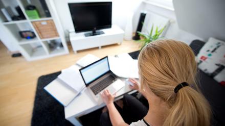 Mehr Home Office könnte vielen Arbeitnehmern viele Kilometer auf der Autobahn ersparen. 