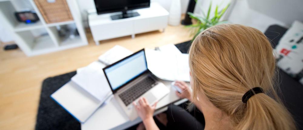 Mehr Home Office könnte vielen Arbeitnehmern viele Kilometer auf der Autobahn ersparen. 